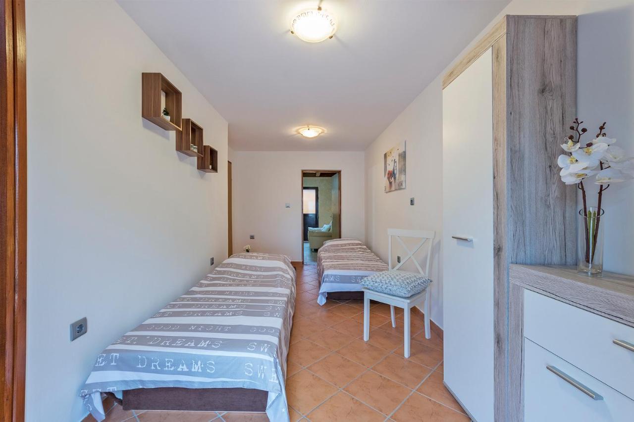 Apartments Tina & Denis Pula Exterior photo