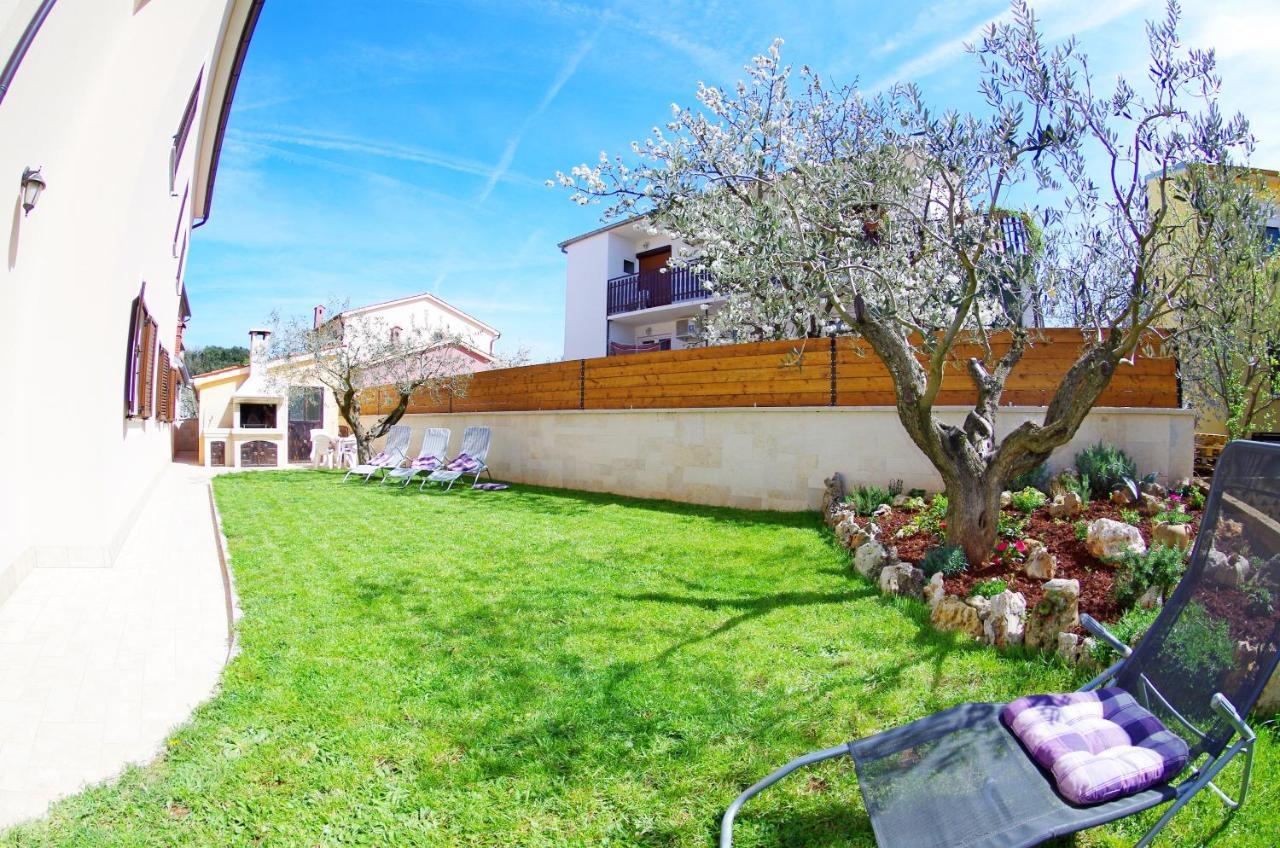 Apartments Tina & Denis Pula Exterior photo